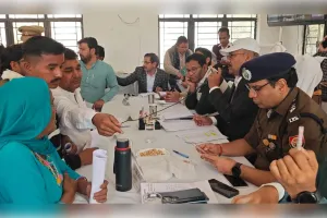 बुढ़ाना में 'सम्पूर्ण समाधान दिवस' का आयोजन: लापरवाह अधिकारियों को डीएम की फटकार, मौके पर निस्तारित हुईं 8 शिकायतें