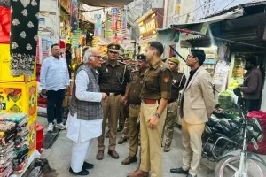 बुढ़ाना में रात्रि 10 बजे के बाद दुकानें खोलने पर सख्त पाबंदी, पुलिस ने किया पैदल मार्च, नियमों के उल्लंघन पर दो हिरासत में