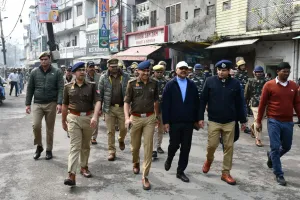 मुजफ्फरनगर में डीएम-एसएसपी ने भारी पुलिस बल के साथ शहर में किया फ्लैग मार्च, अराजक तत्वों को दी सख्त चेतावनी