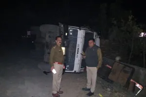 मुजफ्फरनगरः चरथावल में कुटेसरा मार्ग पर ओवरलोड गन्ना ट्रक पलटा, चालक ने कूदकर बचाई जान