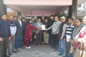 मुज़फ्फरनगर में दो माह से वेतन न मिलने पर संविदा स्वास्थ्य कर्मियों का फूटा गुस्सा, आंदोलन की दी चेतावनी