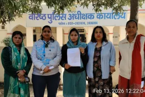 मुजफ्फरनगर: स्कूल वैन ने विधवा महिला की ई-रिक्शा में मारी टक्कर, जांच और कार्रवाई की मांग