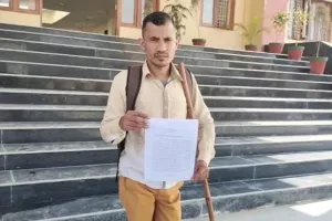 शामली मे आयुष्मान कार्ड से फर्जीवाड़ा कर हजारों रुपए निकालने का आरोप, पीड़ित पहुंचा डीएम ऑफिस