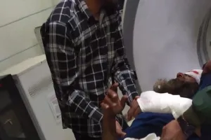 गाजियाबादः मोदीपुरम में सिरफिरे का तांडव, रुड़की रोड पर धारदार हथियार से राहगीरों पर हमला, रिक्शा चालक की गर्दन रेती