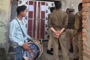 मुजफ्फरनगर में 120 करोड़ की ठगी, कंपनी की फरार संचालिका के घर पुलिस ने ढोल-नगाड़ों के साथ चस्पा किया कुर्की नोटिस