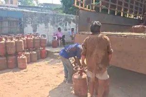 मेरठ: गैस सिलेंडर की कमी की खबरें मात्र अफवाह, डीएम ने जनता से की शांति की अपील