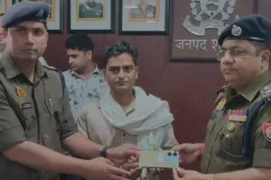 शामली: गुमशुदा मोबाइल पाकर खिले लोगों के चेहरे, पुलिस ने बरामद किए 36 लाख रुपये के 142 फोन