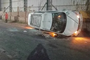 शामली बुढ़ाना रोड पर अस्थायी डिवाइडर से टकराई कार, 12 लोग घायल