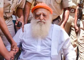 जमानत पर बाहर आसाराम पहुंचे अयोध्या, राम मंदिर दर्शन की चर्चा