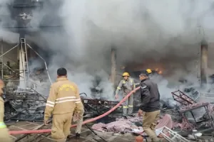 जौनपुर: होटल के बाहर शादी के पंडाल में लगी आग, दूर तक दिखे धुएं के गुब्बारे