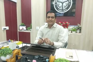 बलिया में एसडीएम को कुत्ते ने काटा तो अंगूठा लगाकर मांगनी पड़ी छुट्टी