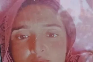 बिजनौर में कार ने बाइक को मारी टक्कर, महिला की मौत और पति घायल