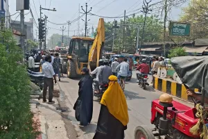 रॉयल बुलेटिन की खबर का बड़ा असर, सड़क किनारे लगी अस्थायी दुकानों पर चला नगर निगम का अभियान
