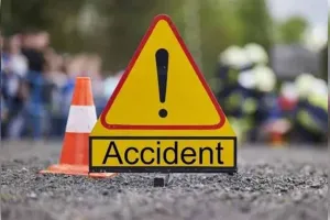 शाहजहांपुर में बस और कार की जोर जोरदार टक्कर, 3 लोगों की मौत, 2 गंभीर घायल 