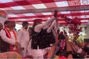 इटावा में अखिलेश यादव ने समर्थकों के साथ खेली होली दुनिया में चल रही जंग पर कही बड़ी बात