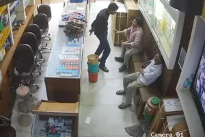 अलीगढ़ में दिनदहाड़े लूट से सनसनी, तमंचे के बल पर मोबाइल शोरूम से लूटे 2.25 लाख रुपये