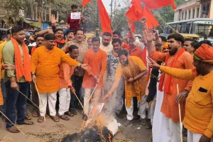 मुख्यमंत्री योगी की मां पर असभ्य टिप्पणी करने वाले मौलाना के खिलाफ प्रदर्शन,हिंदू युवा वाहिनी ने फूंका पुतला