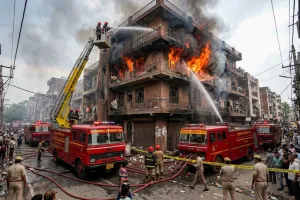 गाजियाबाद के खोड़ा में 5 मंजिला इमारत में भीषण आग, 150 लोगों की जान पर बनी, अवैध निर्माण की खुली पोल
