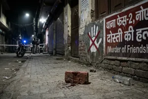 नोएडा में दोस्त ने ली दोस्त की जान, मामूली झगड़े में ईंट मारकर सिर फोड़ा, आरोपी की तलाश में जुटी पुलिस