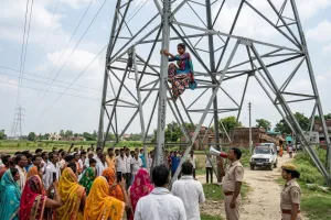 जौनपुर: प्रेमी से शादी की जिद में हाईटेंशन पोल पर चढ़ी युवती; घंटों चला 'हाई-वोल्टेज' ड्रामा, पुलिस ने समझाकर उतारा