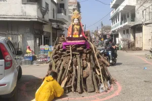 महिलाओं ने की होलिका की पूजा, इस शुभ मुहूर्त में होगा दहन