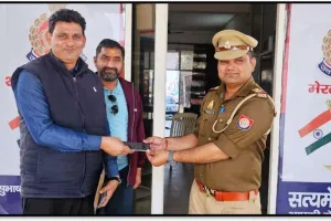 मेरठ कोतवाली पुलिस ने CEIR पोर्टल से खोया मोबाइल बरामद कर आवेदक को किया सौंपा