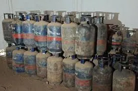 इंदौर में गैस सिलेंडर को लेकर मची हलचल, दो दिन में 10 गुना बढ़ी बुकिंग लोगों में डर का माहौल, कलेक्टर शिवम वर्मा ने दी बड़ी जानकारी