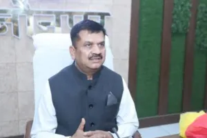 जौनपुर में अंबेडकर के मुंह पर लगे कालिख को जिलाधिकारी ने स्वयं साफ किया