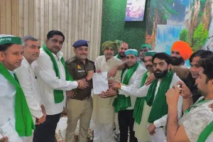 नोएडा में भाकियू भानु के नेताओं को पुलिस ने किया हाउस अरेस्ट, एसीपी ने ज्ञापन लेकर किया रिहा 