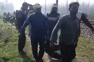 रामपुर: रेलवे ट्रैक किनारे युवक का शव मिलने से सनसनी, जांच में जुटी पुलिस