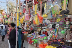 संभल में होली की रौनक चरम पर, बाजारों में रंग-गुलाल और नई पिचकारियों की धूम