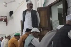 संभल में नमाज़ के दौरान विधायक इकबाल महमूद भावुक, अयातुल्ला अली खामेनेई की मौत पर जताया शोक