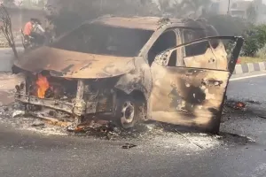 अमरोहा में नेशनल हाईवे-9 पर बड़ा हादसा टला, चलती कार में लगी भीषण आग — बच्चों समेत 10 लोग बाल-बाल बचे