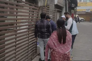 मुरादाबाद: टैक्स बकाया पर नगर निगम की कार्रवाई, पूर्व डिप्टी मेयर के कॉम्प्लेक्स पर लगा ताला