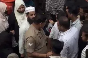 मुरादाबाद टाउन हॉल में पुलिस कर्मी की दबंगई, महिलाओं से धक्का-मुक्की और युवक की बेरहमी से पिटाई का वीडियो वायरल