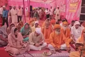 गुरु जमेश्वर धाम पहुंचे आईपीएस केके बिश्नोई और अंशिका वर्मा, विवाह से पहले लिया आशीर्वाद