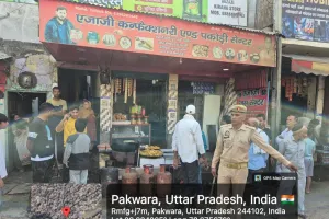 मुरादाबाद: घरेलू गैस सिलेंडरों के व्यावसायिक इस्तेमाल पर प्रशासन का हंटर; 'एजाजी कन्फेक्शनरी' पर छापेमारी, 4 सिलेंडर बरामद कर FIR दर्ज