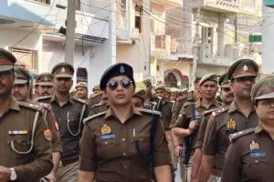 गाजियाबाद में त्योहारों से पहले पुलिस का फ्लैग मार्च: ट्रांस हिंडन जोन में सुरक्षा सख्त, ड्रोन से रखी जा रही नजर