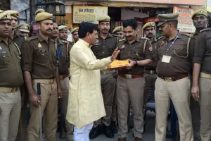 मुजफ्फरनगर में ड्यूटी पर तैनात पुलिसकर्मियों संग मंत्री ने मनाई होली की खुशियां, बांटी गुंजिया