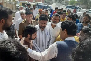 गाजियाबाद: खोड़ा अग्निकांड के पीड़ितों से मिले कैबिनेट मंत्री, एसडीएम को दिए जांच और आर्थिक सहायता के निर्देश