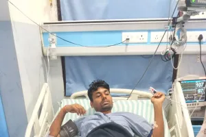 मेरठ: अस्पताल की तीसरी मंजिल से कूदा युवक,पैर टूटा 