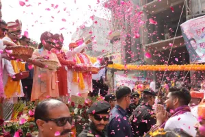 होली के रंग में दिखे योगी आदित्यनाथ, चश्मा लगाकर नृसिंह शोभायात्रा में शामिल हुए, दिया सनातन धर्म का बड़ा संदेश