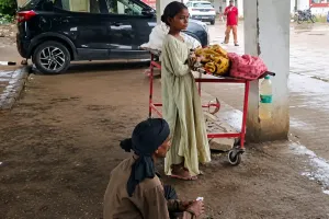 मां की लाश के पास रोती रही आठ साल की मासूम, पत्नी का शव घर ले जाने के लिए पति के पास नहीं थे पैसे