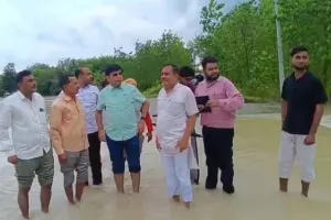 मुरादाबाद में बाढ़ के बीच ग्राउंड जीरो पर उतरे डीएम, कुंदरकी विधायक संग ट्रैक्टर पर बैठकर लिया जायजा