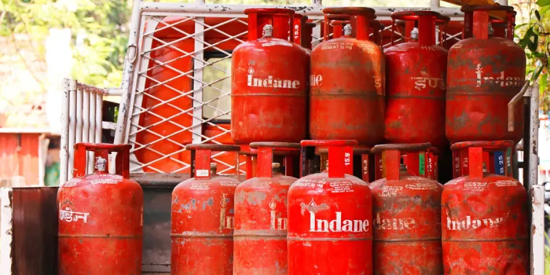 LPG संकट पर सरकार का बड़ा फैसला: होटलों में कोयला-केरोसिन की वापसी,  ग्रामीण क्षेत्रों में सिलेंडर की बुकिंग 45 दिन के अंतराल पर