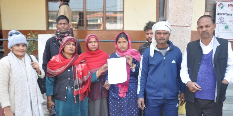 शामलीः बनत में बिना नोटिस मकान ध्वस्तीकरण का आरोप, पीड़ित परिवारों ने DM से लगाई न्याय की गुहार