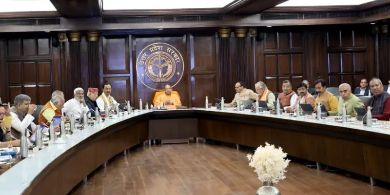 यूपी के 15 लाख शिक्षक व कर्मचारियों के लिए योगी कैबिनेट का फैसला, निजी अस्पतालों में भी कैशलेस इलाज सुविधा