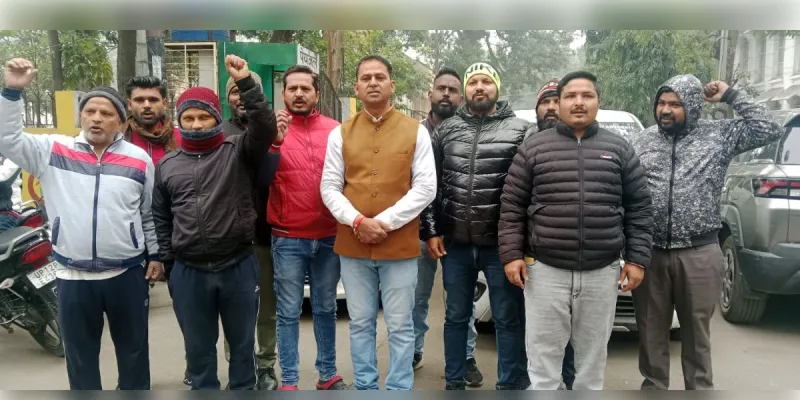 मुजफ्फरनगर कलेक्ट्रेट पर वाल्मीकि समाज का हल्ला बोल: सफाई कर्मचारी संघ चुनाव और ईपीएफ घोटाले को लेकर प्रदर्शन