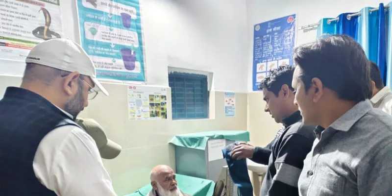 मुजफ्फरनगर: चरथावल विधायक पंकज मलिक ने दिखाई मानवता, घायल बुजुर्ग को अपनी गाड़ी से पहुँचाया अस्पताल