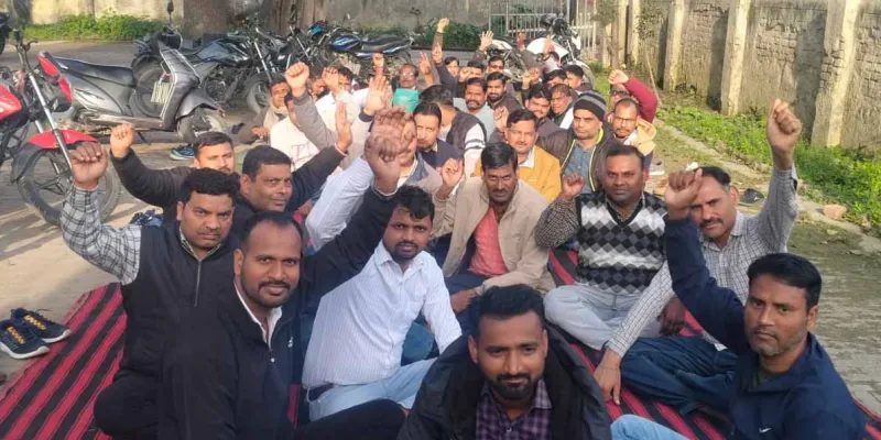 शामली: बिजली कर्मियों ने निजीकरण और इलेक्ट्रिसिटी बिल के विरोध में प्रदर्शन किया